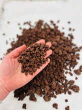 Charger l'image dans la galerie, Plumes enrobées de bonbons recouvertes de chocolat MYLK