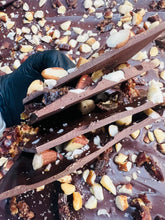 Charger l&#39;image dans la galerie, Lamelles de chocolat - Dattes, noix du Brésil et sel marin

